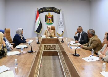 وزيرة المالية تشدد على ضرورة الاسراع في اجراءات معالجة “النقص الحاصل بالرواتب”