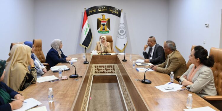 وزيرة المالية تشدد على ضرورة الاسراع في اجراءات معالجة “النقص الحاصل بالرواتب”