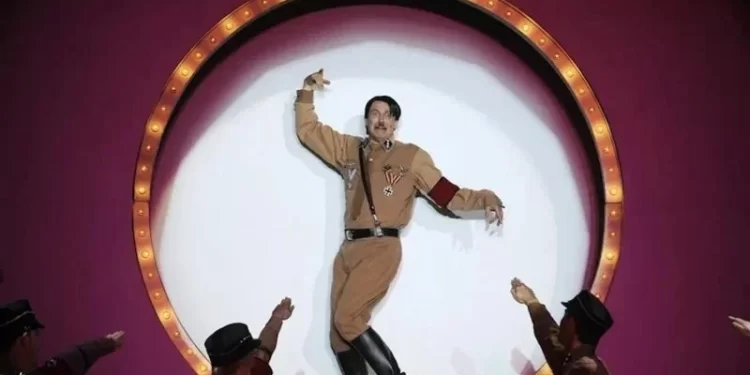 فـــوز هتلر بالجائزة الأولى في حفلة عيد الهالوين