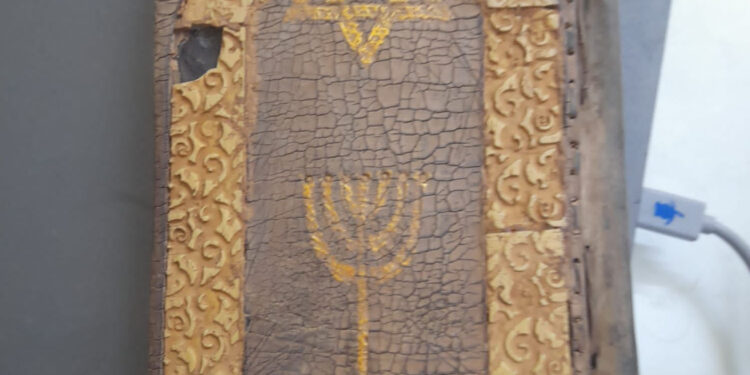 اعتقال شخصين أحدهما منتسب في وزارة الدفاع بحوزتهما (كتاب اثري)