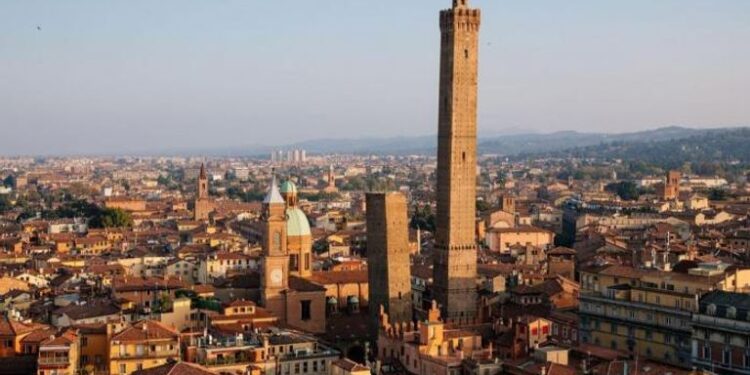 بولونيا .. برج بولونيا المائل في خـــطر