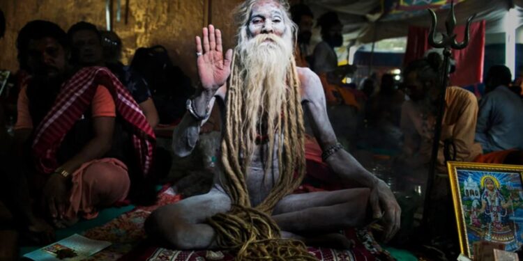 يأكلون لحوم البشر ويتخذون من الجماجم كؤوسا للشرب … طائفة “الأغوري” الهندية