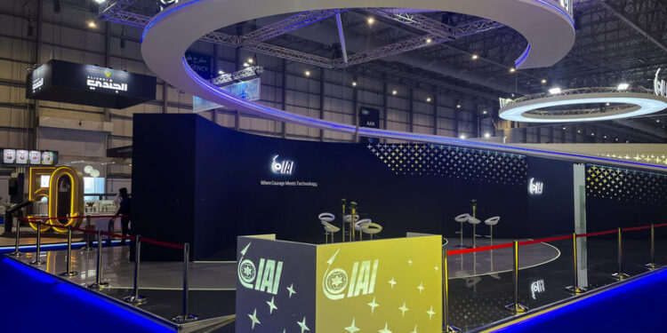 خلو منصتي عرض (شركتين إسرائيليتين لتصنيع الأسلحة) خلال معرض بدبي