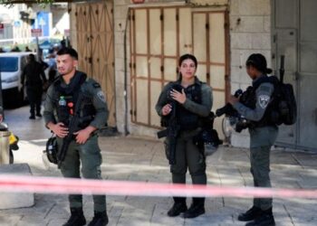 إصابة شرطيين إسرائيليين “طعنا” في القدس الشرقية و “استشــهاد المنفذ”