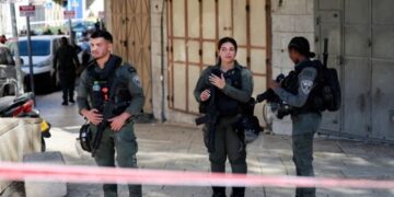 إصابة شرطيين إسرائيليين “طعنا” في القدس الشرقية و “استشــهاد المنفذ”