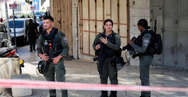إصابة شرطيين إسرائيليين “طعنا” في القدس الشرقية و “استشــهاد المنفذ”
