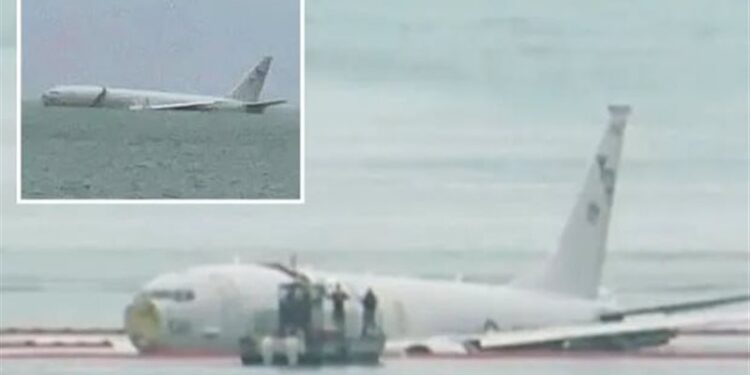طائرة عسكرية أمريكية عملاقة “تنحـــرف عن المدرج وتسقط في البحر”