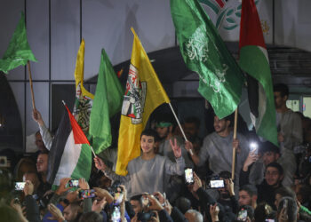 حشود وألعاب نارية في استقبـــال المعتقلين الفلسطينيين المحررين