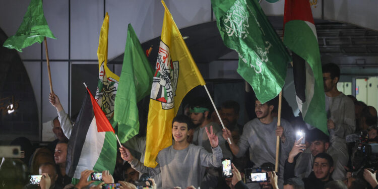 حشود وألعاب نارية في استقبـــال المعتقلين الفلسطينيين المحررين