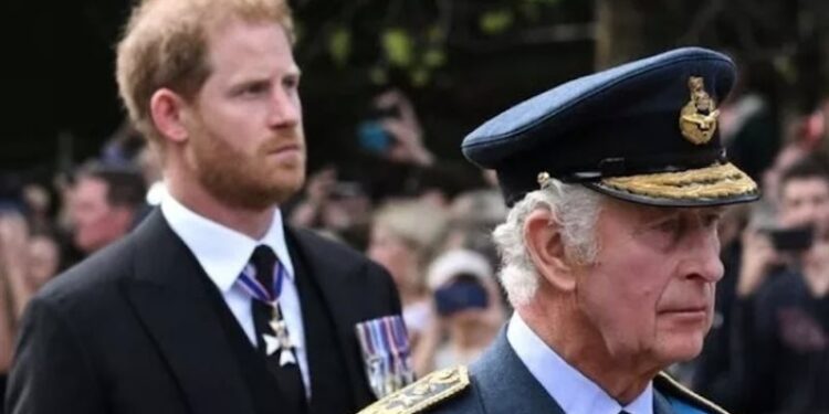 مفاجآت عن حياة العائلة المالكة البريطانية في كتاب جديد