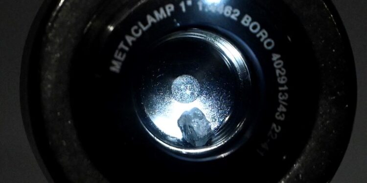 متحف في واشنطن يعرض “عيّنــة من الكويكب بينو” الخاضع للدراسة