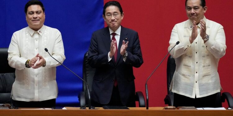 اليابان تعلن تعاونها مع الفيليبين وأميركا لــ”حماية الملاحة” في بحر الصين الجنوبي