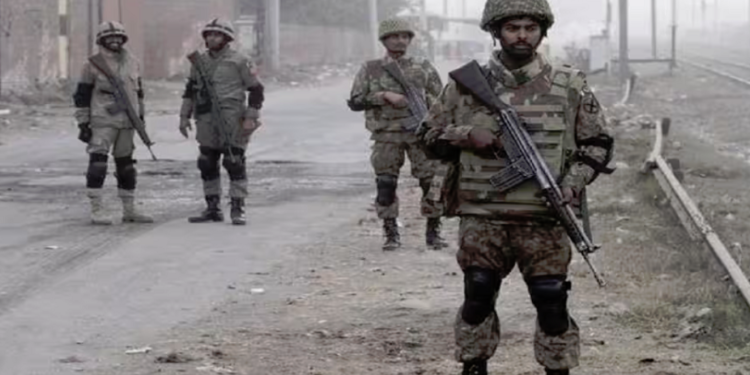 باكستان .. مسلحون يهاجمون قاعدة للقوات الجوية