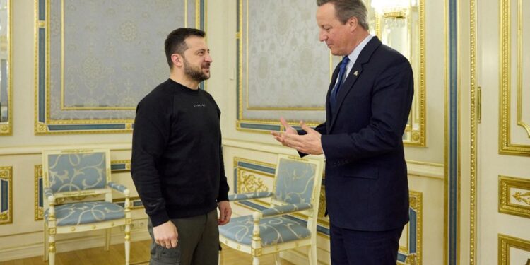 زيلينسكي يستقبل كاميرون و روسيا تجهز صاروخا “بقدرات نووية”