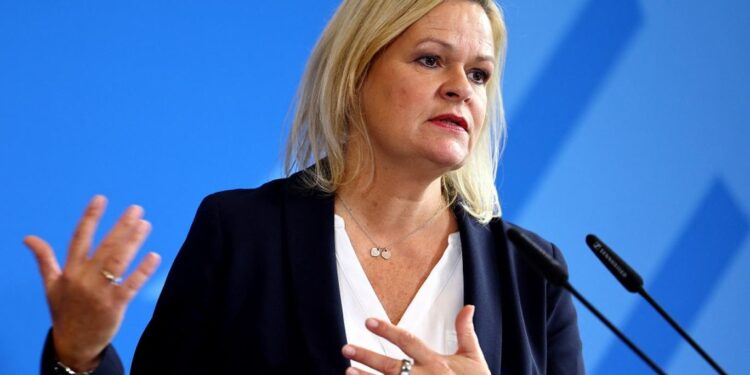 ألمانيا تدعــو مسلميها إلى “إدانة واضحة” لهجوم حماس وليس “نعم ولكن”