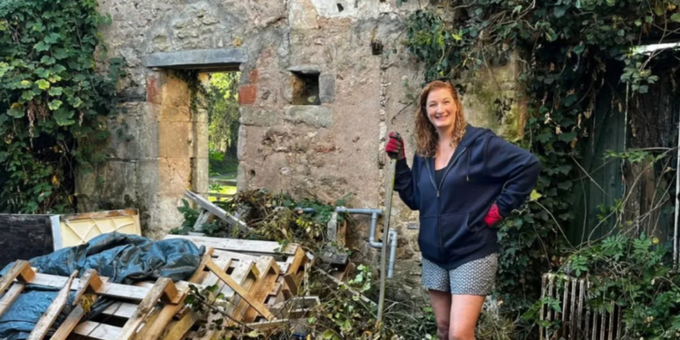 عائلة بريطانية تتخـــلى عن “القروض العقارية الجنونية” وتشتري قرية فرنسية