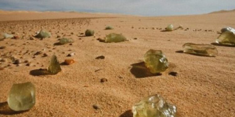 العثور على أحجار صحراوية ليبية نادرة في قلادة بمقبرة توت عنخ آمون