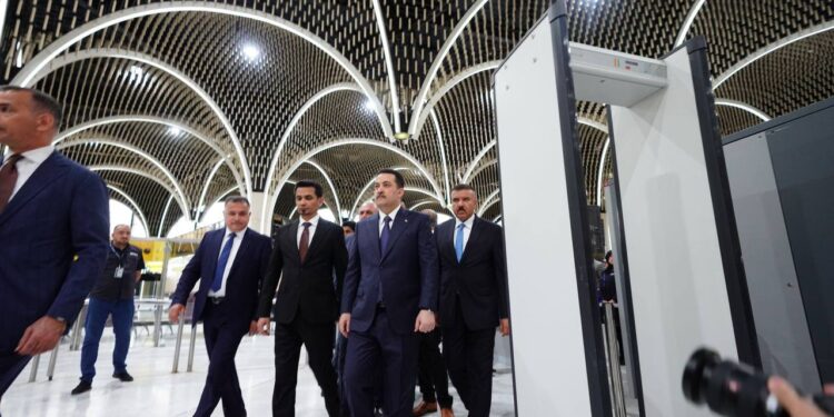 السوداني يصل إلى طهران