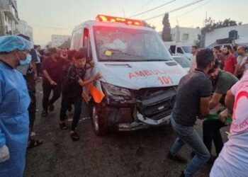 وزارة الصحة في غزة: إسرائيل استهدفت قافلة سيارات إسعاف خرجت من مستشفى الشفاء