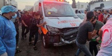 وزارة الصحة في غزة: إسرائيل استهدفت قافلة سيارات إسعاف خرجت من مستشفى الشفاء