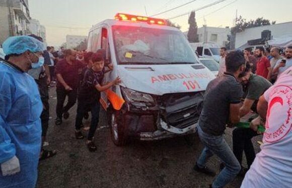 وزارة الصحة في غزة: إسرائيل استهدفت قافلة سيارات إسعاف خرجت من مستشفى الشفاء