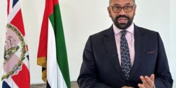 بريطانيا تحث إيران على استخدام نفوذها لمنع تصعيد الصراع بين إسرائيل وحماس