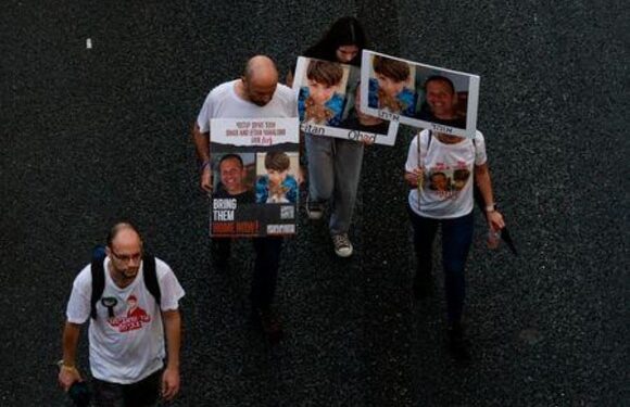 عائلات أسرى إسرائيليين تبدأ مسيرة لمدة 5 أيام إلى مقر نتنياهو