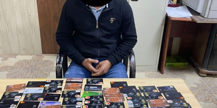 ضبط (104) بطاقة فيزا كارد وماستر كارد مخالفة لتعليمات البنك المركزي في منفذ زرباطية