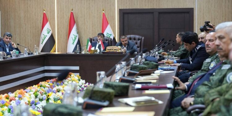 وزير الداخلية يعقد اجتماعاً مع قائد الشرطة الايرانية