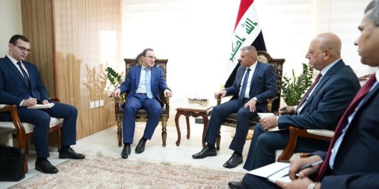 وزير الداخلية يلتقي السفير الروسي