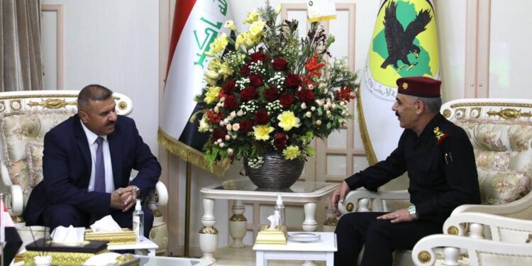 وزير الداخلية يقدم التهاني لرئيس جهاز مكافحة الارهاب وقائد عمليات بغداد