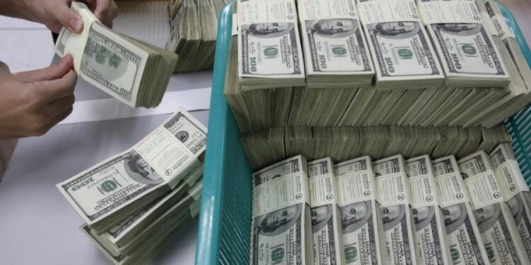 البنك المركزي العراقي يتحرك نحو الفدرالي الامريكي لــ”زيادة حولاته من الدولار”