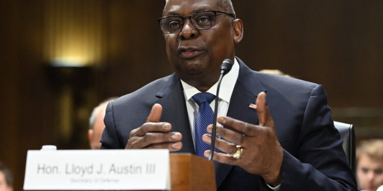 أوستن يصف هجمات الحوثيين بـ”التحدي غير المسبوق”