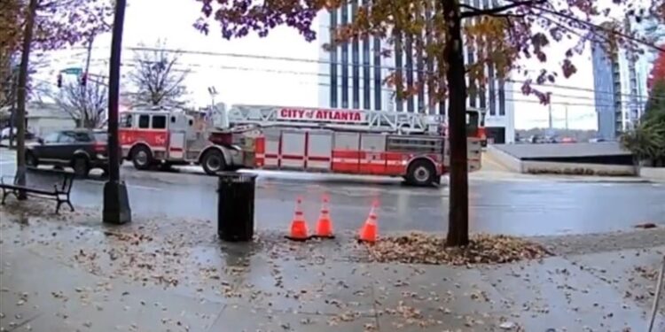 امريكا .. متظاهرة تشعل النار في نفسها احتجاجا على “موقف أمريكا من حرب غزة”