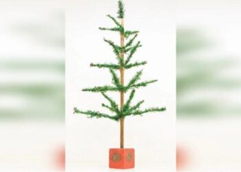 شجرة متواضعة لعيد الميلاد معروضة للبيع في مزاد