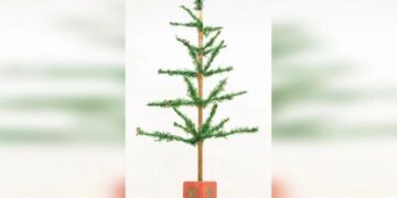 شجرة متواضعة لعيد الميلاد معروضة للبيع في مزاد