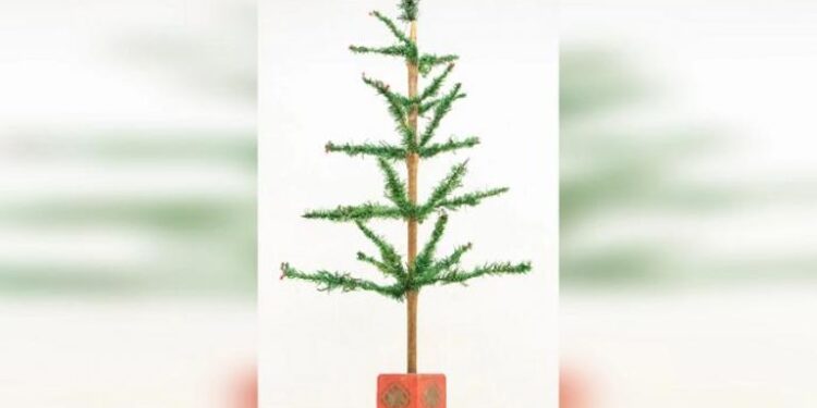 شجرة متواضعة لعيد الميلاد معروضة للبيع في مزاد