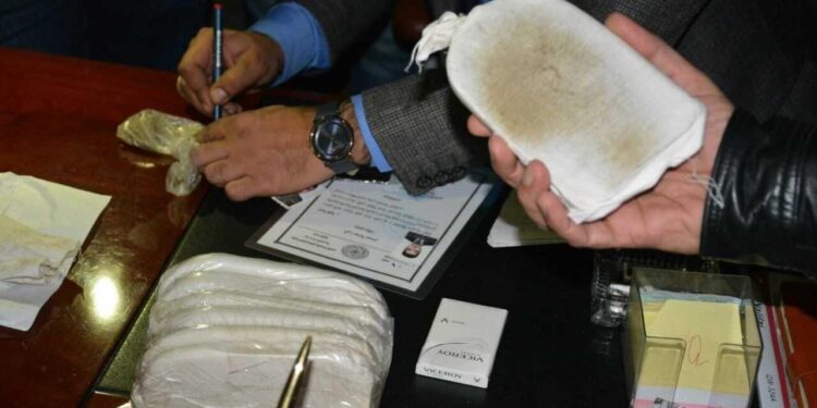 كركوك .. اعتقال متاجر بالمخدرات بحوزته 3 كغم من الحشيشة ,, حاول نقلها بـ”فلتر مياه”