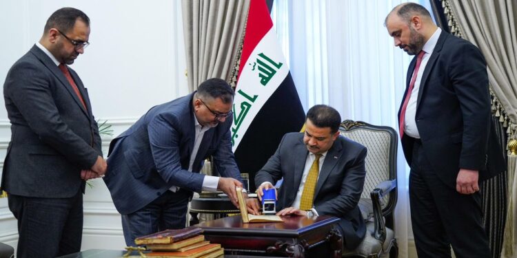 السوداني يستقبل وفد العتبة العلوية المقدسة ويختم على مجموعة من المخطوطات النادرة