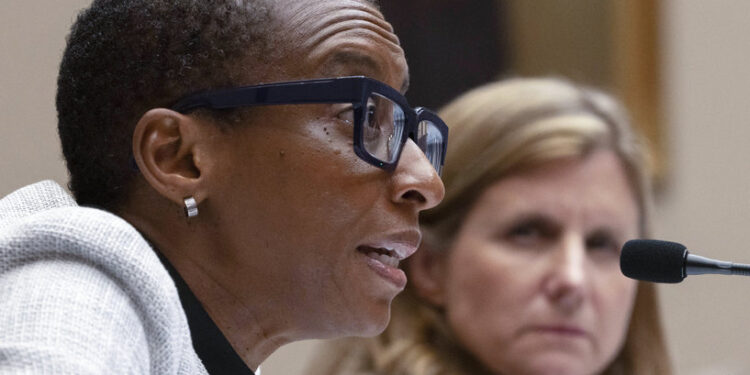 جمع تواقيع لدعم رئيسة جامعة هارفارد … بعد جلسة الكونغرس وتصاعد معاداة السامية