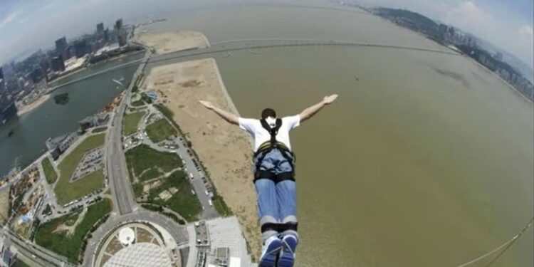 الصين .. وفاة سائح بعد تأدية أعلى قفزة في العالم … “مات خوفًا”
