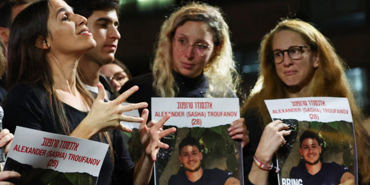 رحلات استطلاعية فوق غزة للمساعدة في تحديد مكان الرهائن