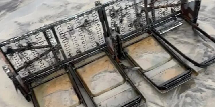 الولايات المتحدة .. ظهور مقاعد معدنية غامضة بالشاطئ وتكهنات بشأن المصدر