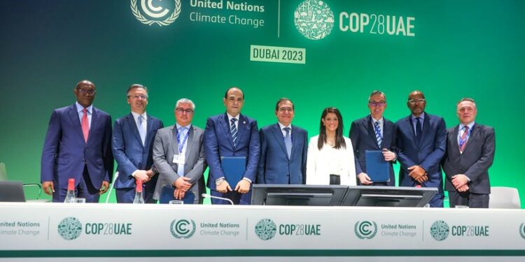 قناة السويس توقع مذكرة تفاهم لتزويد السفن بالوقود الأخضر بقيمة 1.1 مليار $