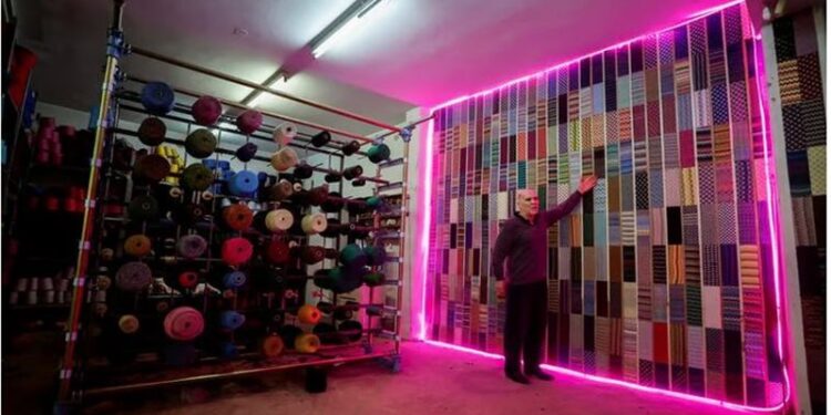 قفزة في مبيعات “الكوفية الفلسطينية” في أمريكا … رغم استهداف بائعيها