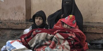 ازدياد ظاهرة “المتسوّلين من جنسيات مختلفة” قرب المراقد الدينية في العراق
