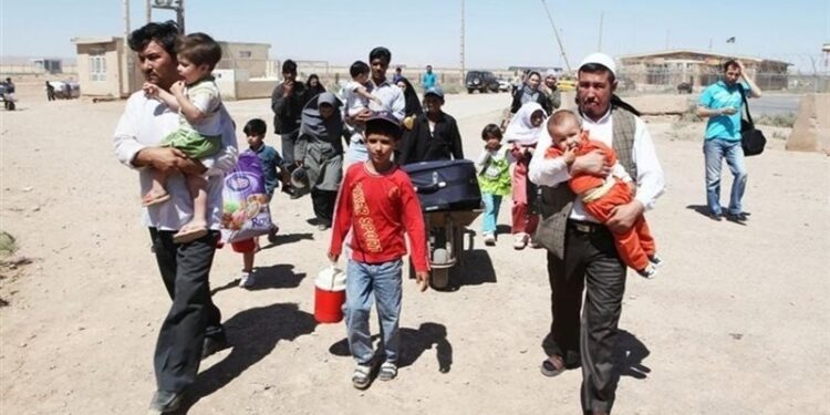 ترحيل 60 ألف أفغاني من إيران