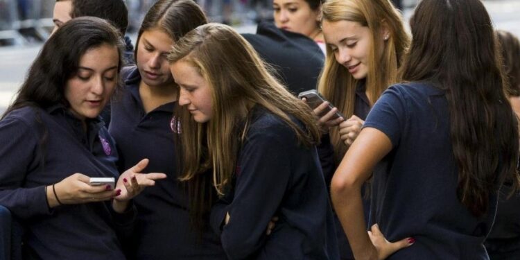 “جيـــل زد” رهيف المشاعر ويشعر بالإهانة بسهولة