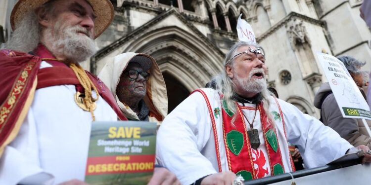 بريطانيا .. احتجاجات على مشروع بناء طريق قرب “ستونهنج”