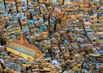 مدينة بالصحراء فشــــلت الحضارات في خدش عمرانها